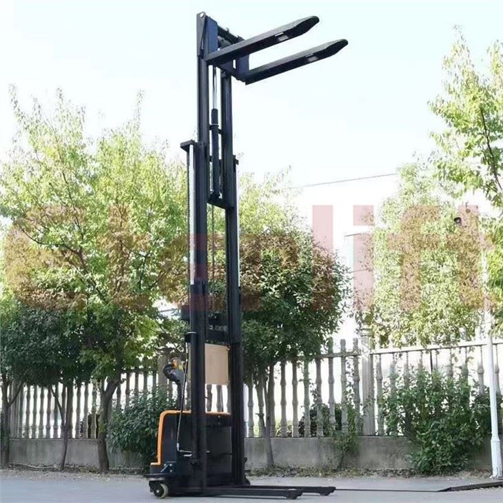 Stacker For Handing Pallet